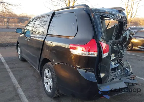 2013 Toyota Sienna Le V6 8 Passenger z USA, uszkodzony, nr VIN 5TDKK3DC0DS321905